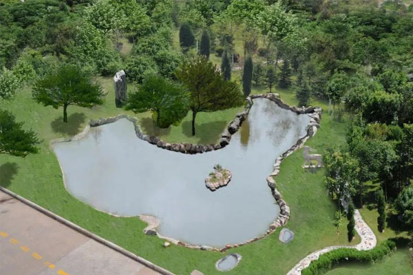 集團園區內的中華湖
